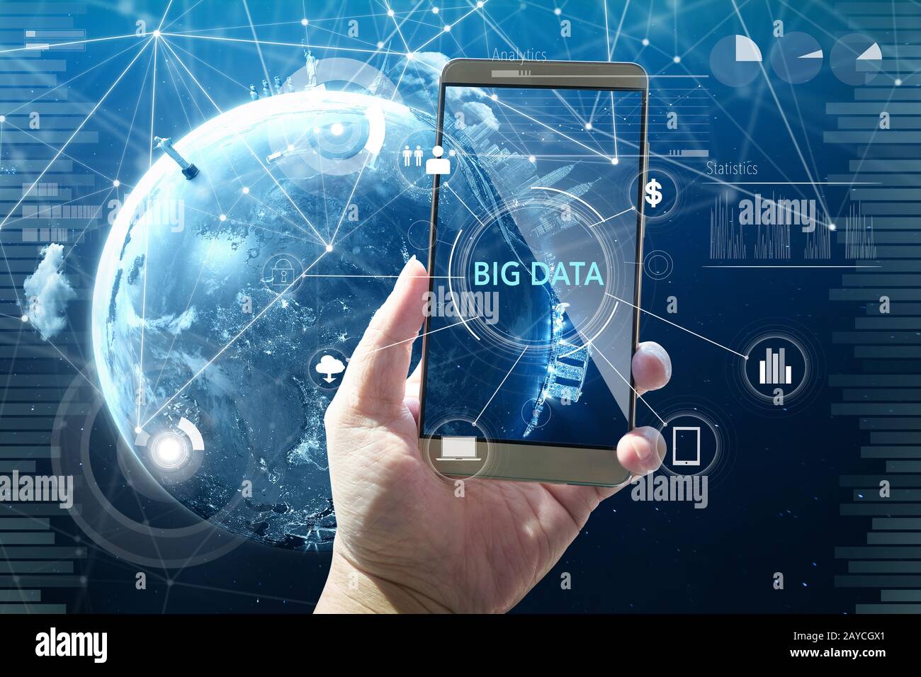 Uomo che usa un dispositivo digitale con parola DI BIG DATA sullo schermo virtuale digitale . Concetto di business hi-tech . Foto Stock