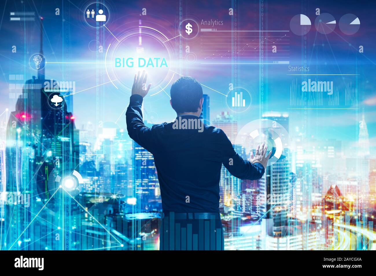 Vista posteriore di un uomo d'affari che tocca la parola DEI BIG DATA sullo schermo virtuale digitale con entrambe le mani. Concetto di business hi-tech . Foto Stock