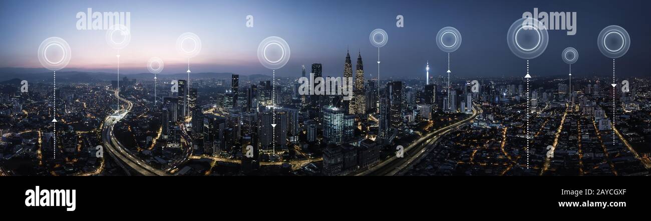 Panorama vista aerea nello skyline della città con concetto di connessione di rete Foto Stock