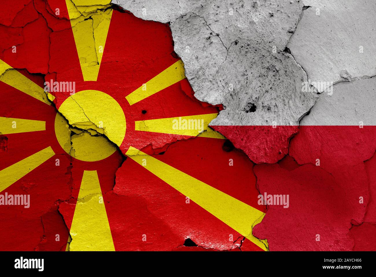 Bandiere del nord della Macedonia e Polonia dipinta sulla parete incrinato Foto Stock