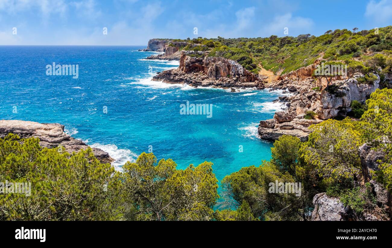 Spiaggia e baia con acqua di mare turchese, Cala des Moro, Maiorca, Spagna Foto Stock