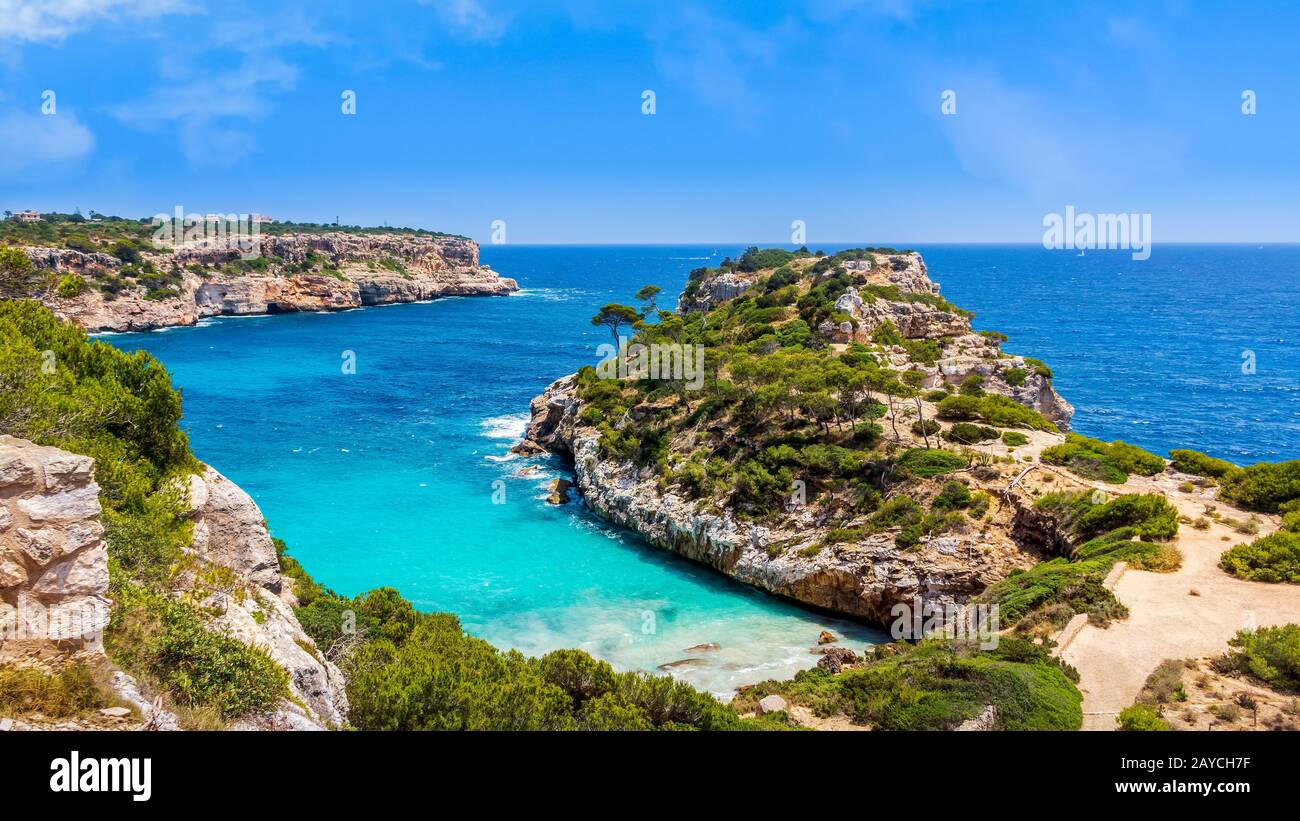 Spiaggia e baia con acqua di mare turchese, Cala des Moro, Maiorca, Spagna Foto Stock