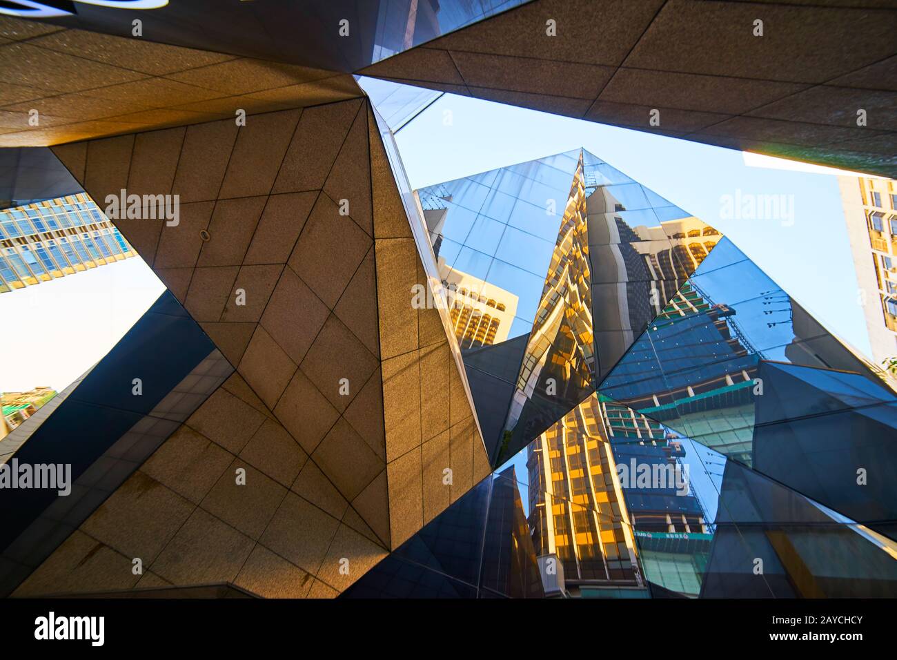 Edificio dal moderno design poligonale con facciata contro il cielo blu Foto Stock