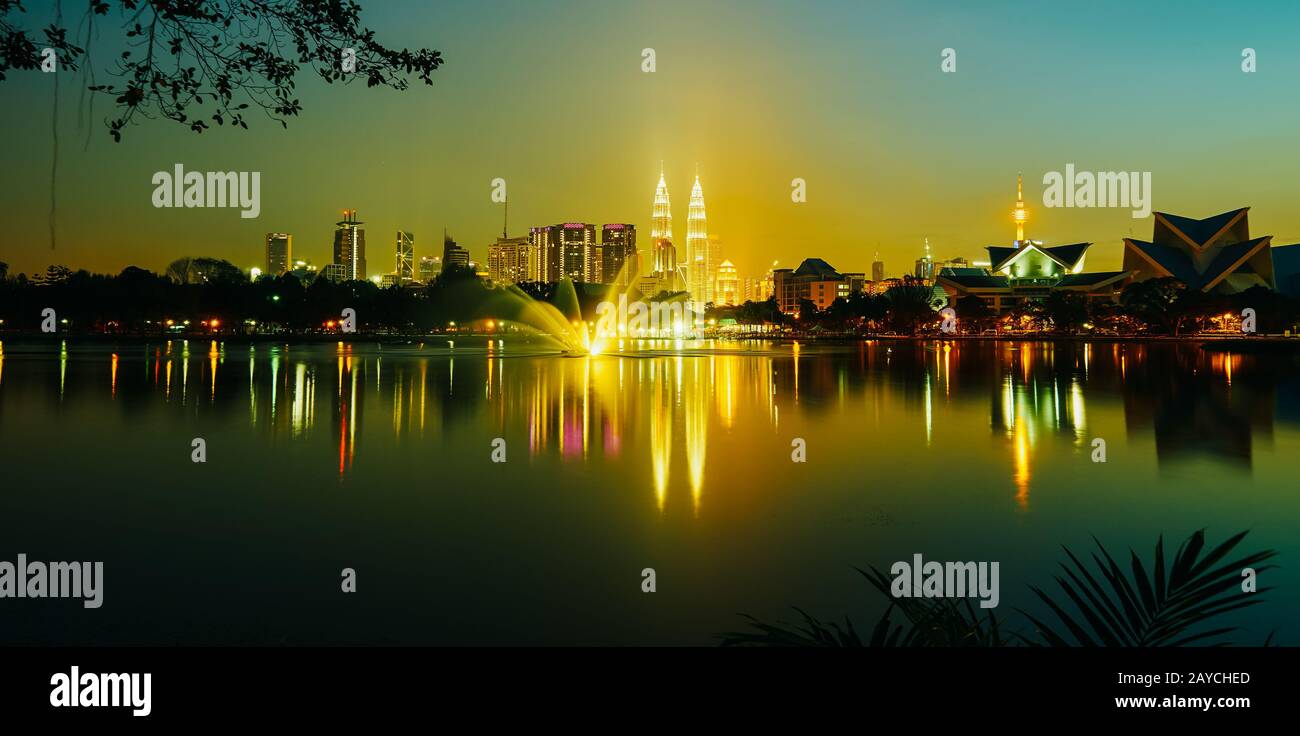 Vista notturna di Kuala Lumpur City con la sorprendente riflesso nell'acqua Foto Stock