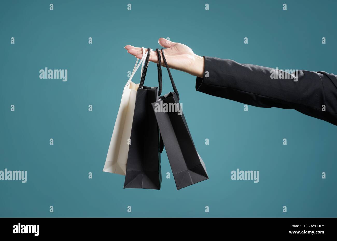 Primo piano della mano dell'uomo con le borse della spesa Foto Stock