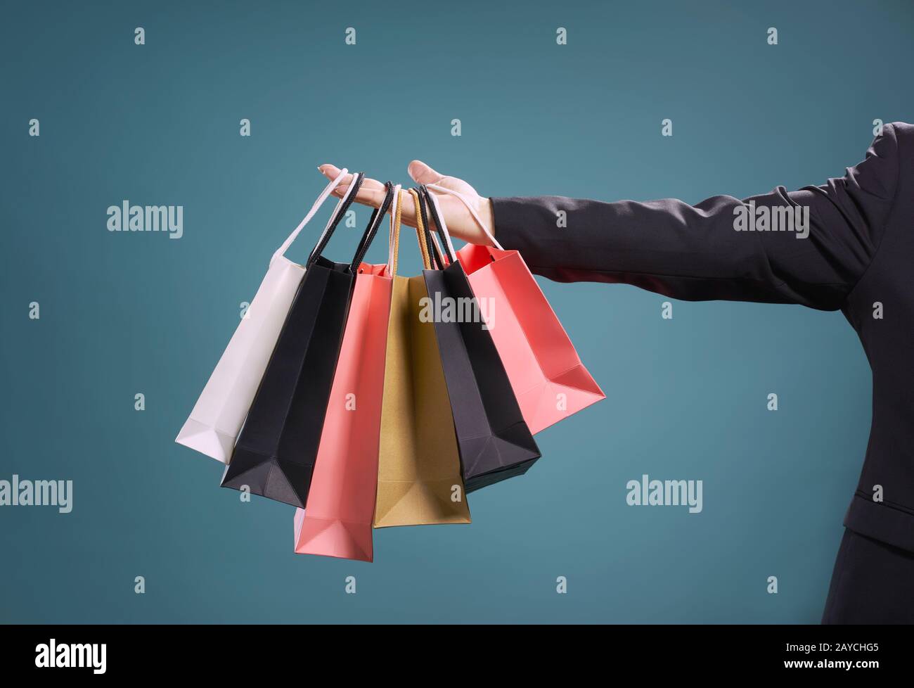 Primo piano della mano dell'uomo con le borse della spesa Foto Stock