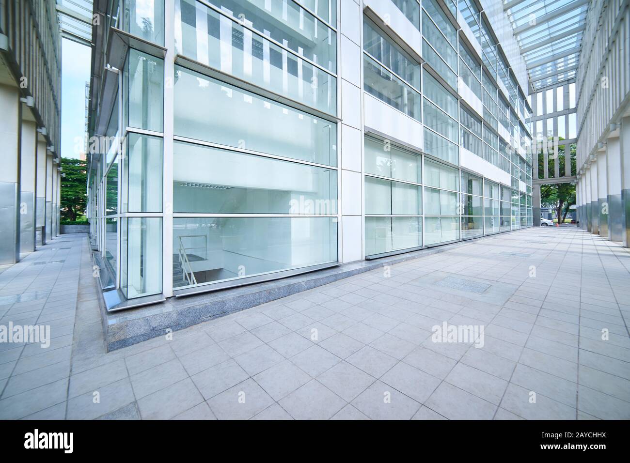 Edifici di uffici moderni e vuoti con pareti di vetro e pavimenti vuoti. Foto Stock