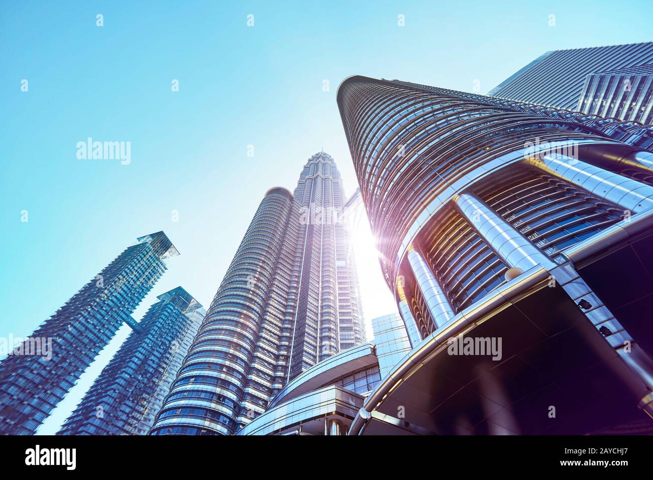 Vista astratta e ad angolo basso del grattacielo in acciaio contemporaneo. Kuala Lumpur Foto Stock