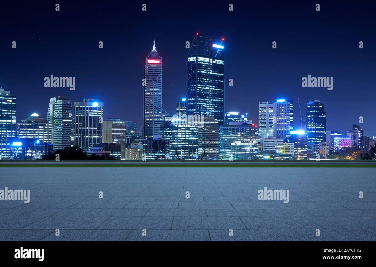Piano terra quadrato vuoto con sfondo dello skyline della città. Scena notturna . Foto Stock