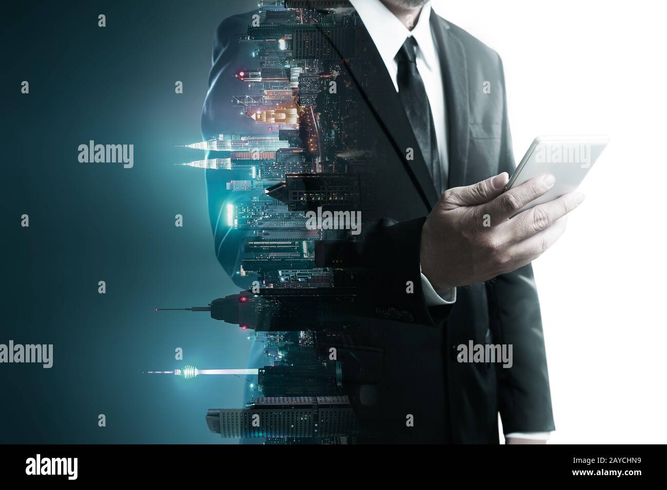 Immagine astratta a doppia esposizione di uomo d'affari che usa il cellulare smart phone mix con flip night creativo città sfondo . Sempre Foto Stock