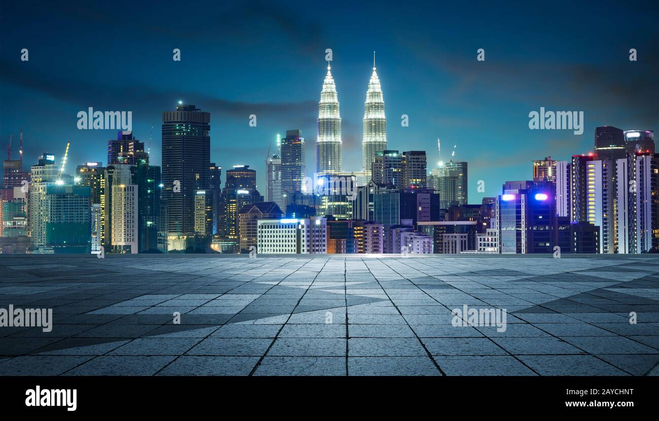 Vista notturna della città di Kuala Lumpur con piano vuoto Foto Stock