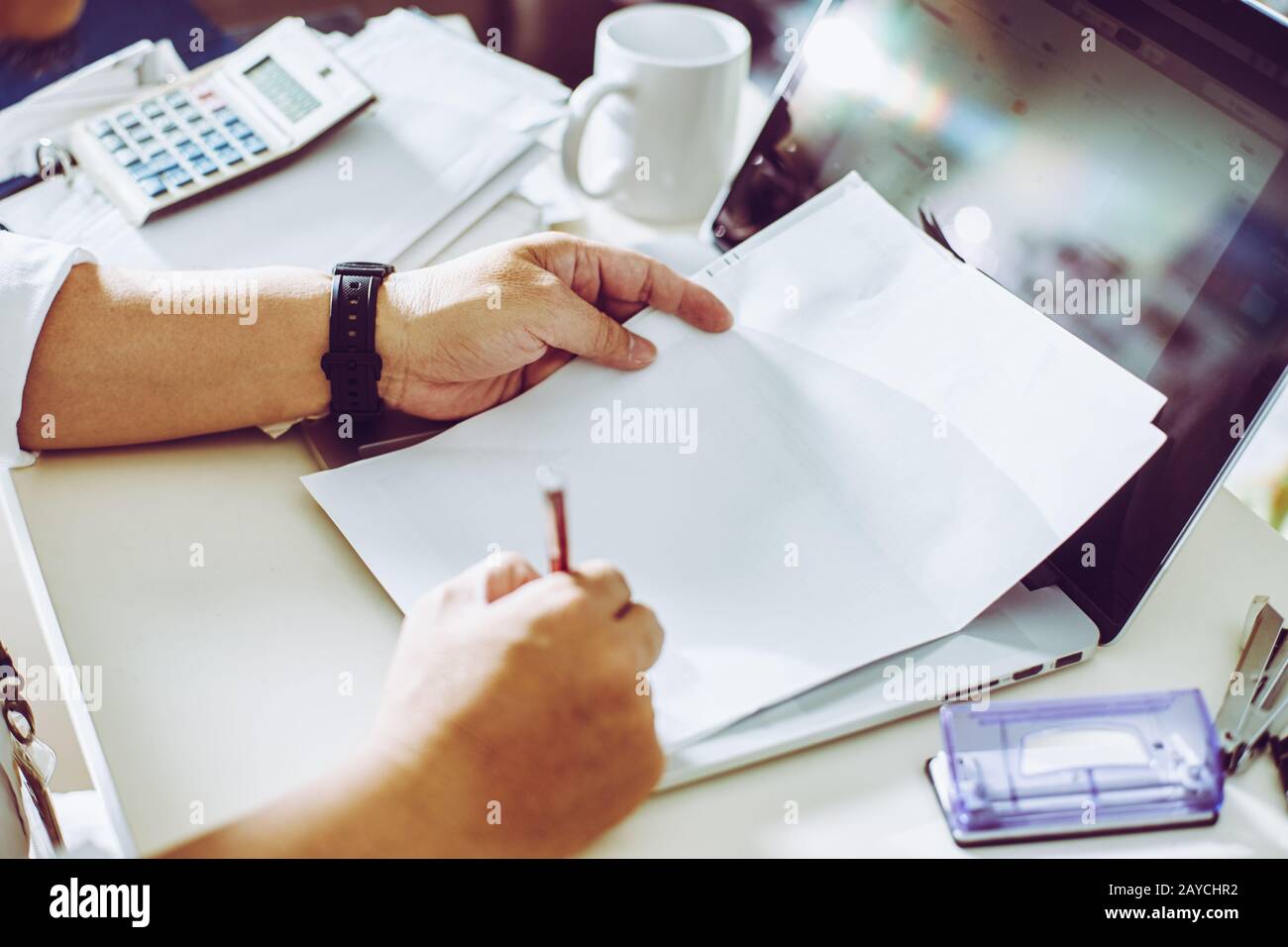 Imprenditore tenendo una penna per lavorare al suo progetto di piano Foto Stock