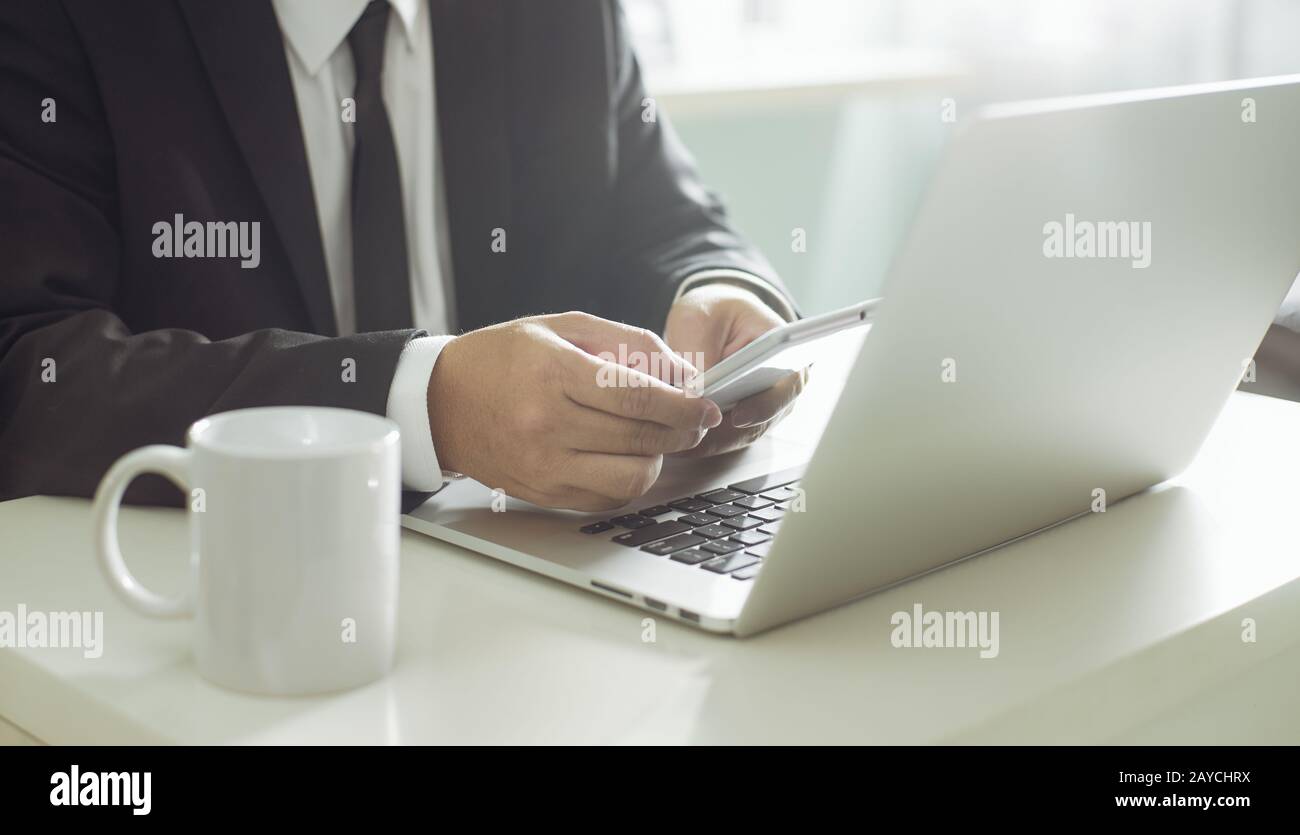mano di un uomo d'affari con lo smartphone Foto Stock