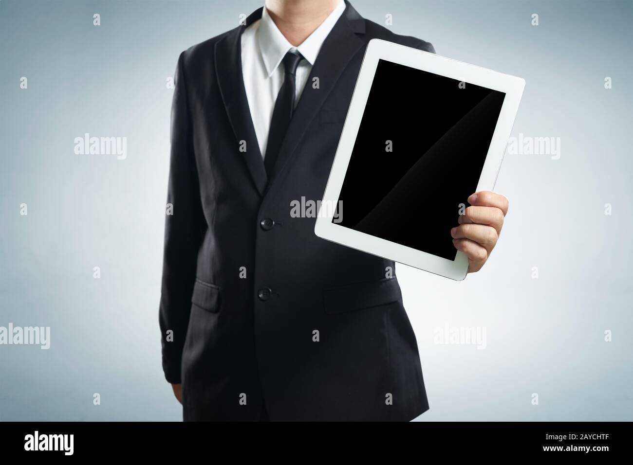 il giovane uomo d'affari di successo mostra lo schermo del tablet su uno sfondo bianco Foto Stock