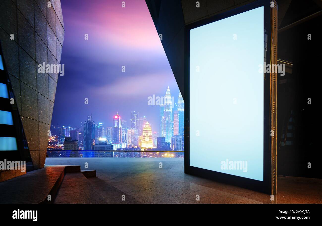 Grande schermo vuoto billboard con la città moderna di sfondo . Foto Stock