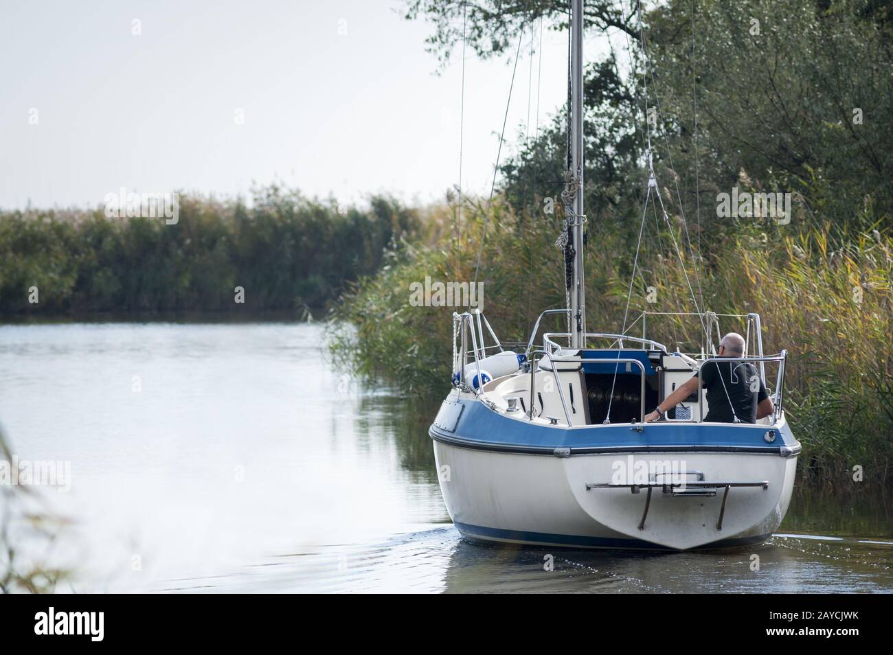 Viaggio d'autunno con yacht sul lago neusiedlersee in Burgenland Foto Stock