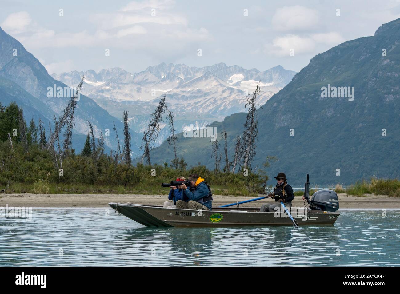 Turisti in un'escursione in barca per fotografare orsi sul Lago Crescent nel Parco Nazionale del Lago Clark e Preserve, Alaska, Stati Uniti. Foto Stock