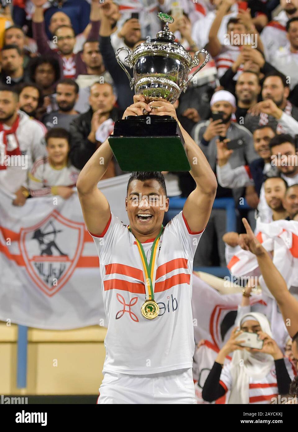 Doha, Capitale Del Qatar. 14th Feb, 2020. Mostafa Mohamed di Zamalek SC festeggia con il trofeo dopo aver vinto la finale partita tra la Tunisia Esperance Sportive de Tunis e la Zamalek SC in Egitto alla Confederation of African Football (CAF) Super Cup 2020, a Doha, capitale del Qatar, 14 febbraio 2020. Credito: Nikku/Xinhua/Alamy Live News Foto Stock