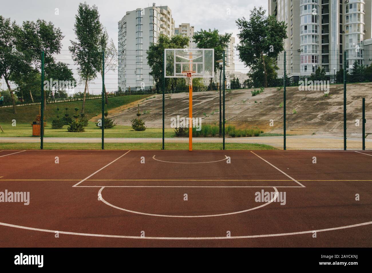 Campo da pallacanestro. Sport arena. Outdoor sports facility nel parco Natalka di Kiev in Ucraina Foto Stock