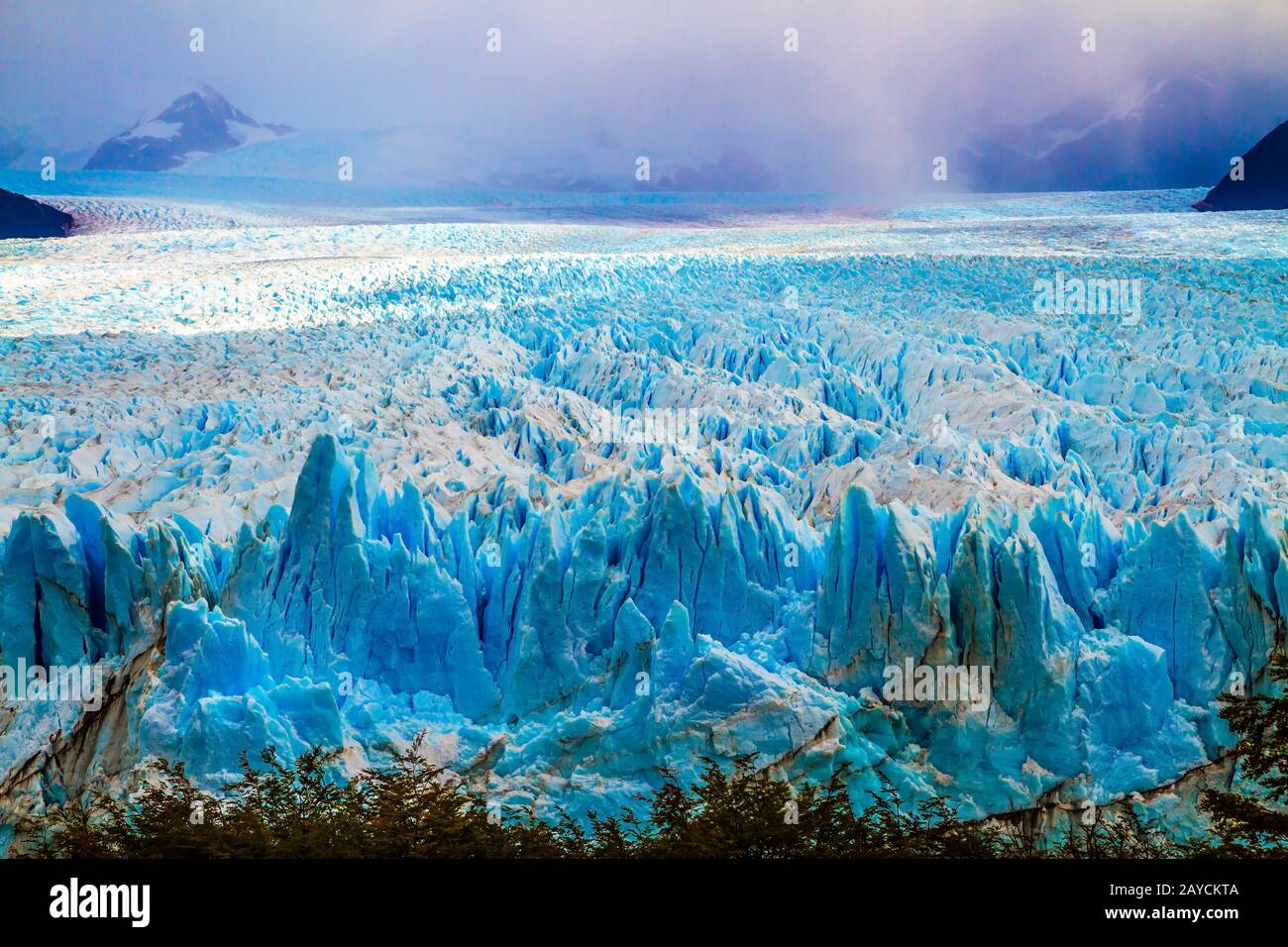 Il cielo nuvoloso e ghiacciaio Perito Moreno Foto Stock