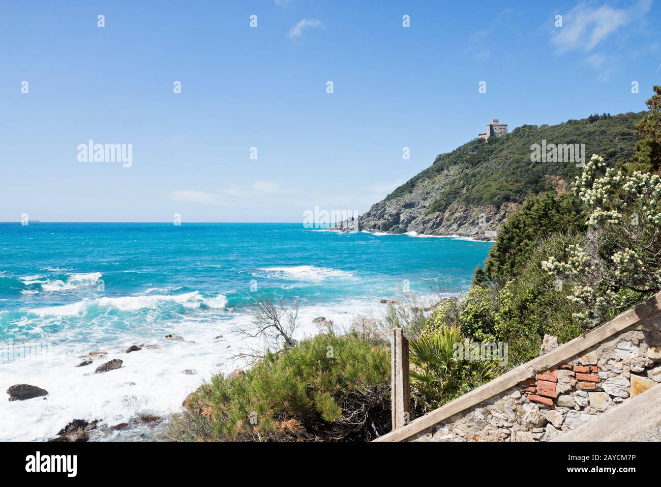 Splendido mare azzurro e la spiaggia rocciosa Foto Stock