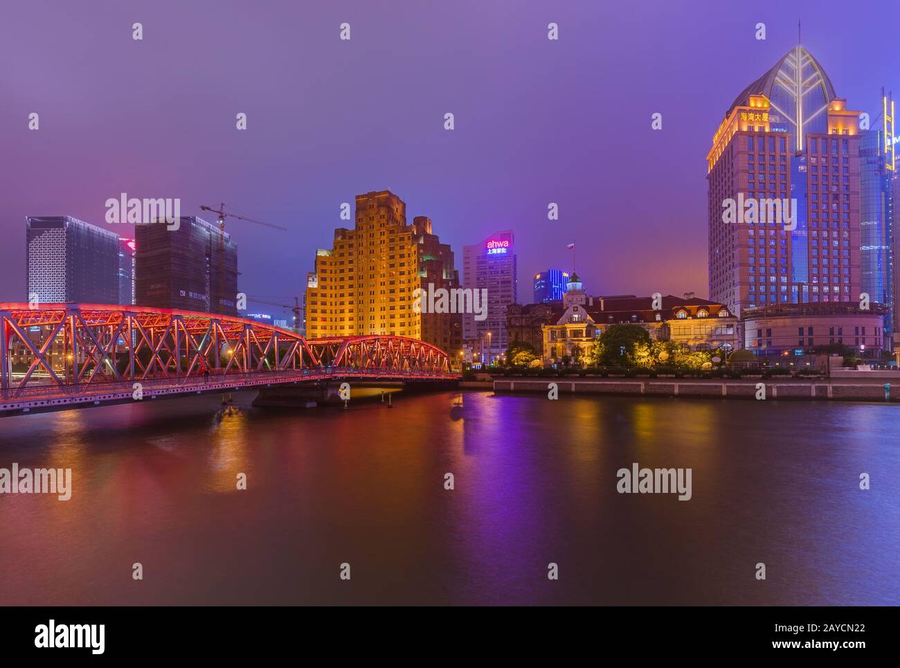 Shanghai, Cina - 21 maggio 2018: Una vista notturna dello skyline dell'argine coloniale di Shanghai, Cina Foto Stock