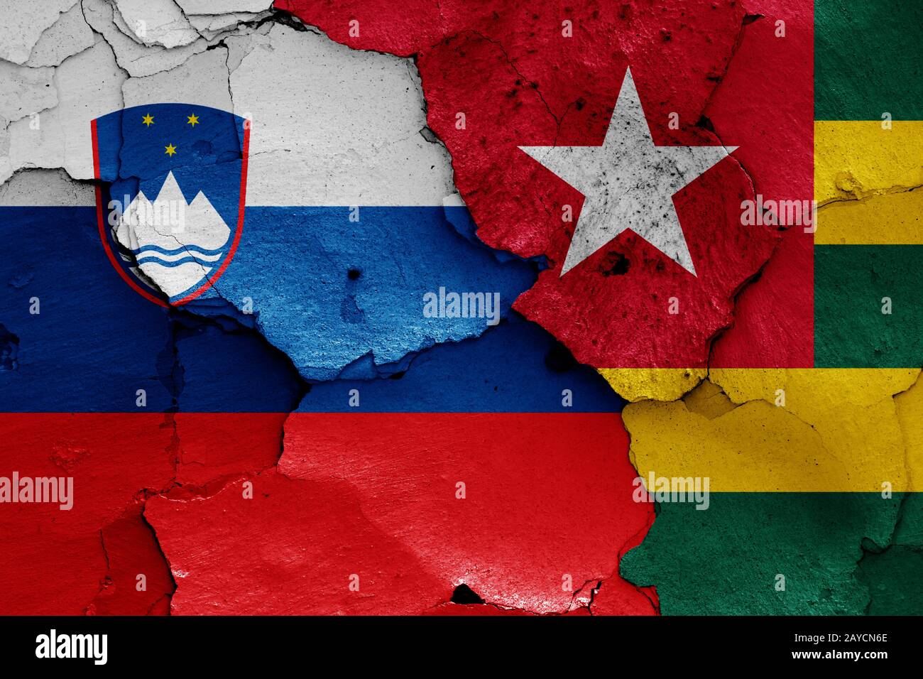 Bandiere di Slovenia e Togo dipinta sulla parete incrinato Foto Stock