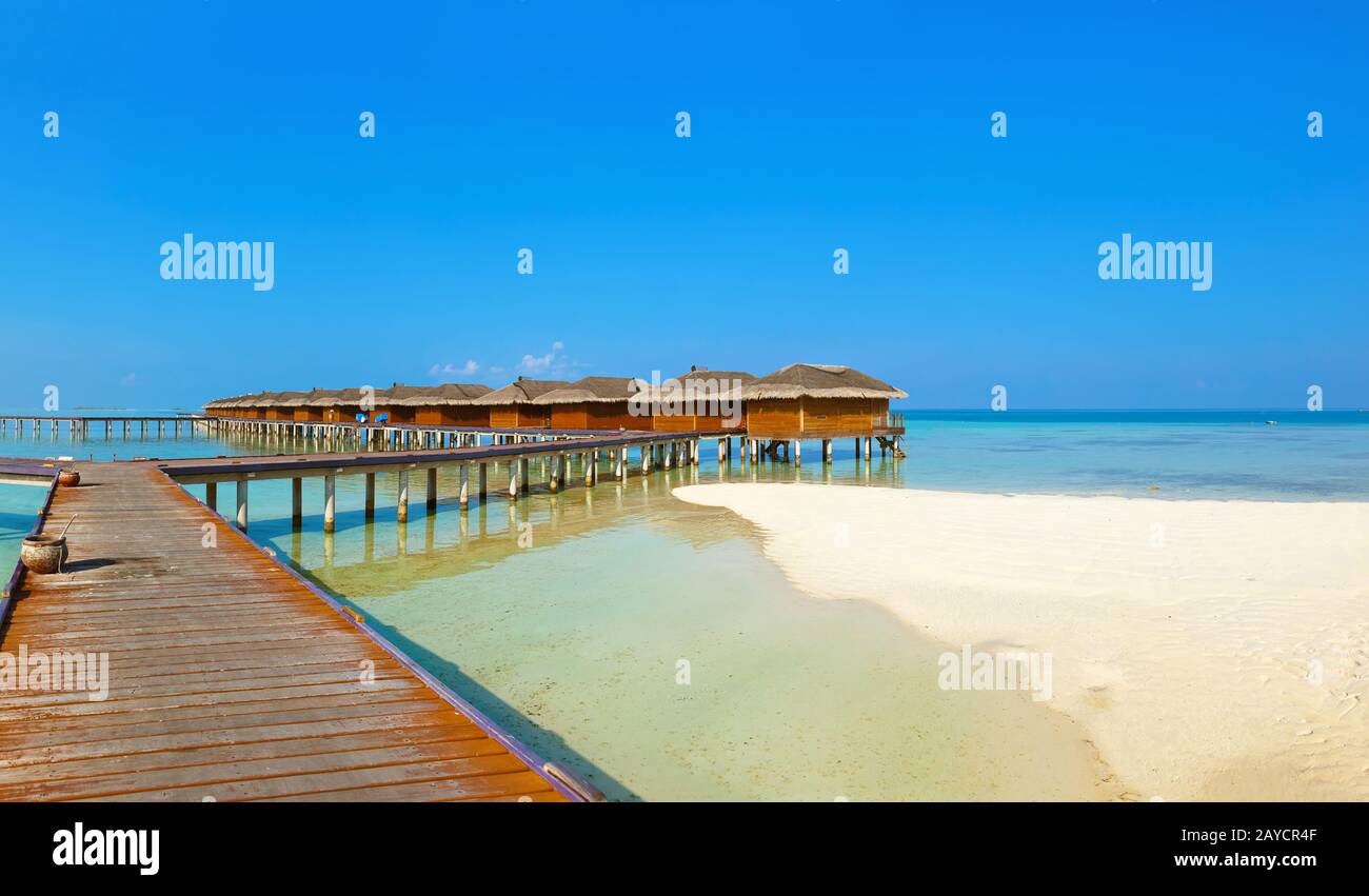 Bungalows sulla tropicale Isola Maldives Foto Stock