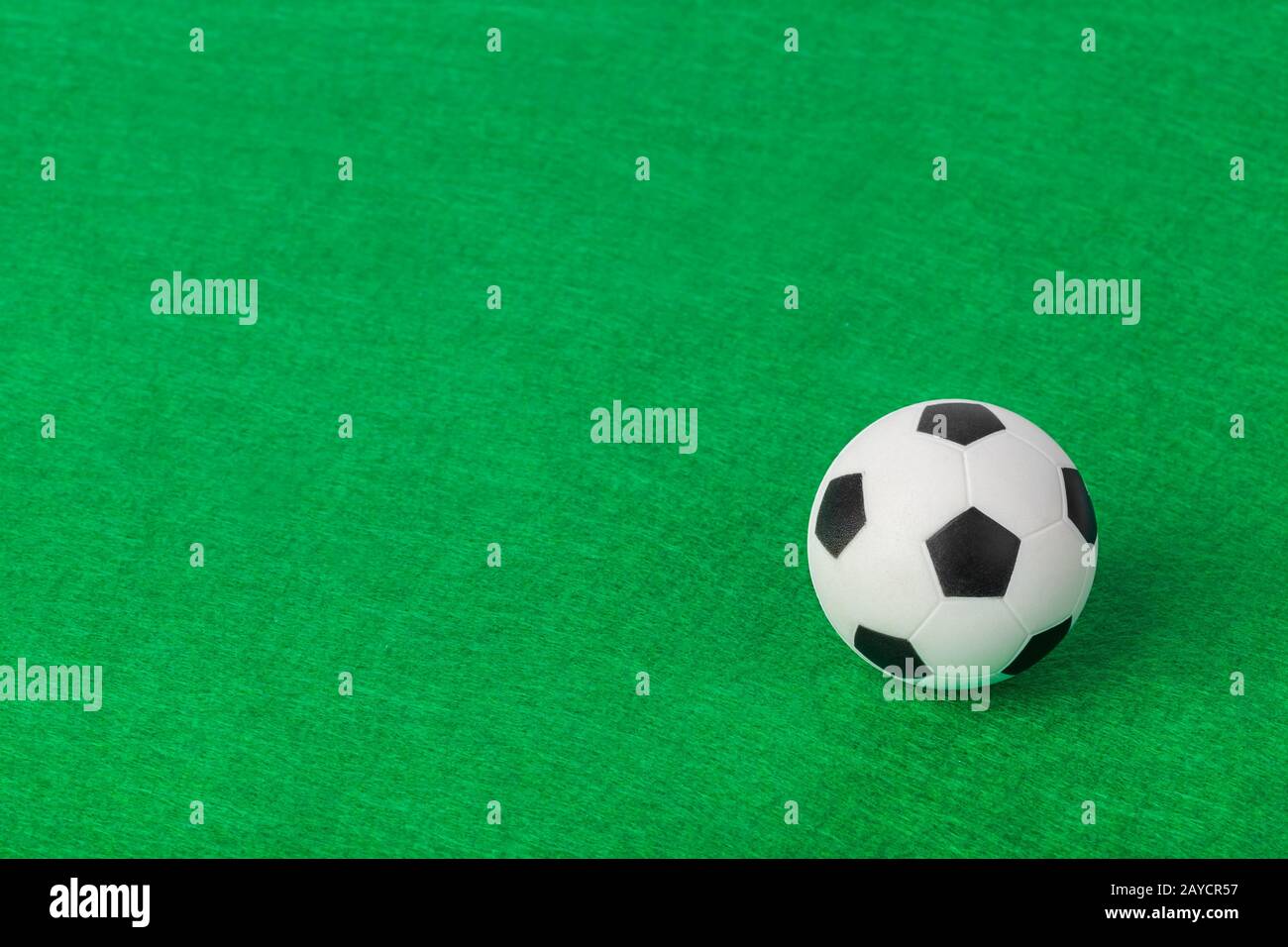 Pallone da calcio sul campo di calcio Foto Stock