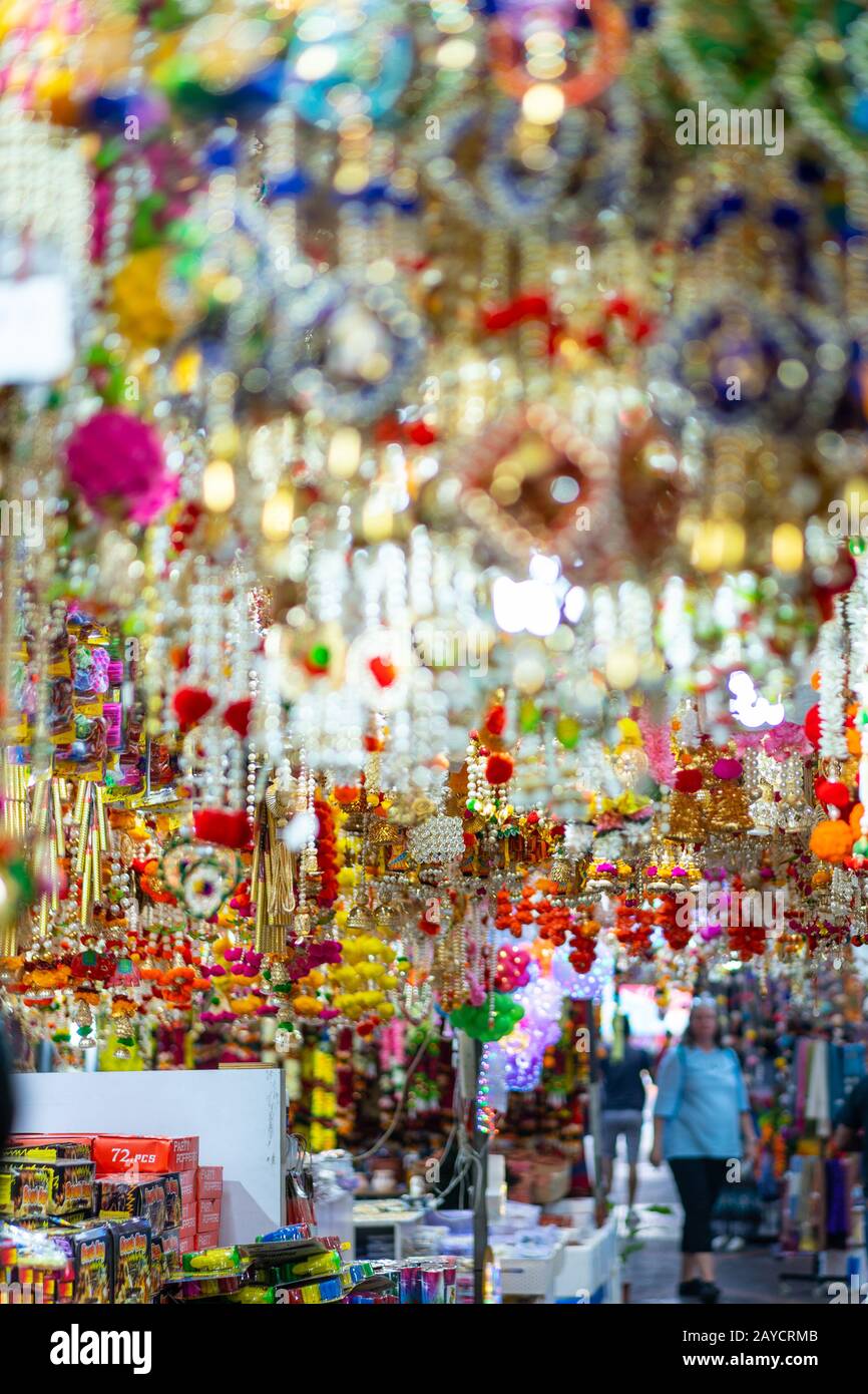 Souvenir alle bancarelle del mercato a Little India, Singapore Foto Stock