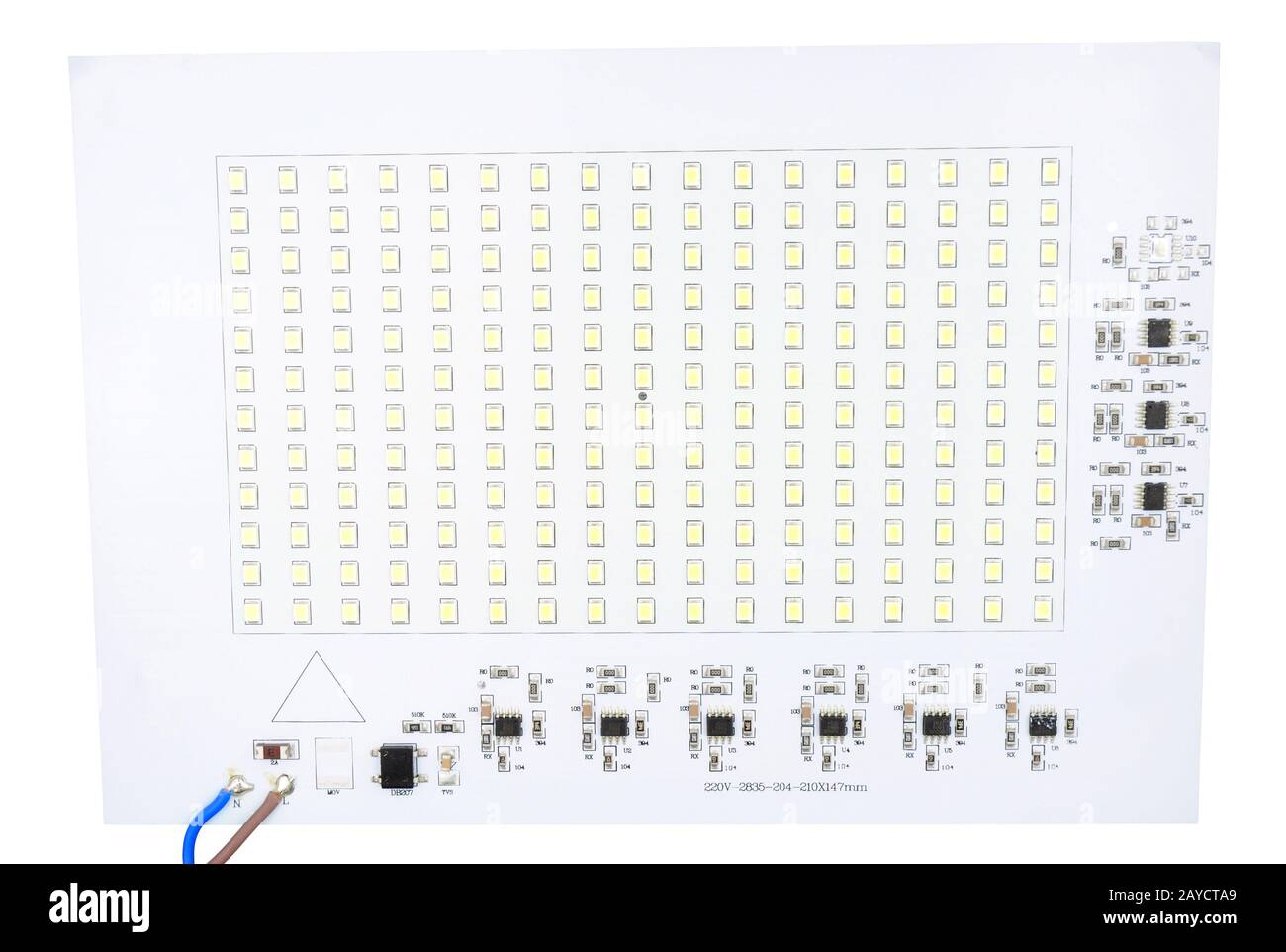 Scheda a circuito stampato con illuminazione a LED ad alta intensità con tensione di rete isolata su sfondo bianco Foto Stock