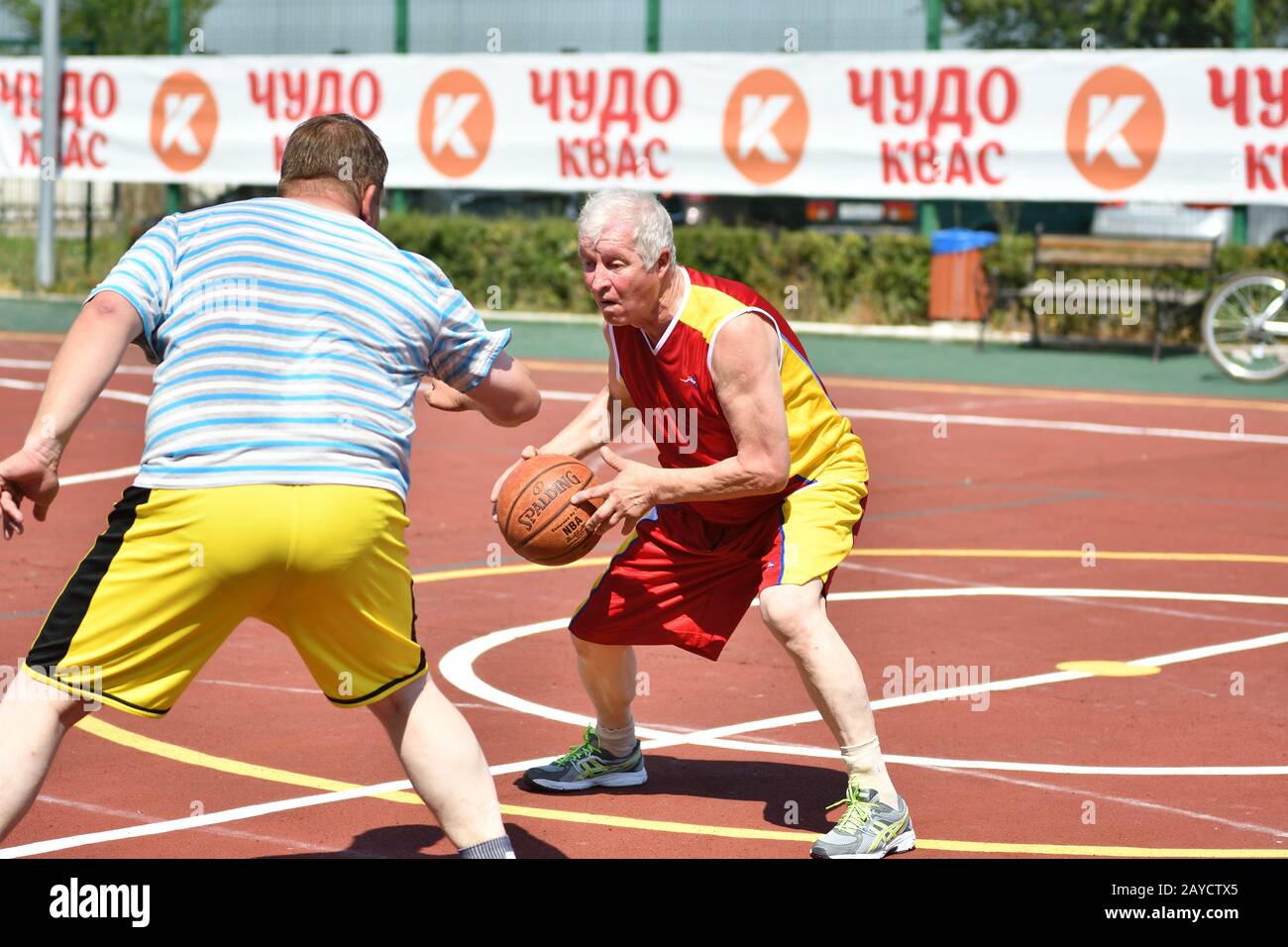 Orenburg, Russia - 30 luglio 2017 anno: Gli uomini giocano a Street Basketball nel secondo round dell'estate Foto Stock