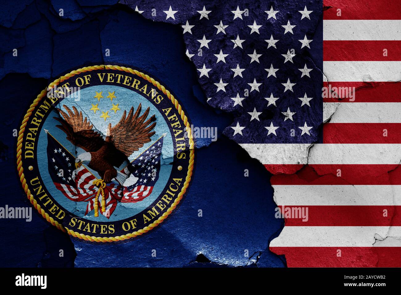Bandiere di reparto degli affari di veterani e USA dipinta sulla parete incrinato Foto Stock