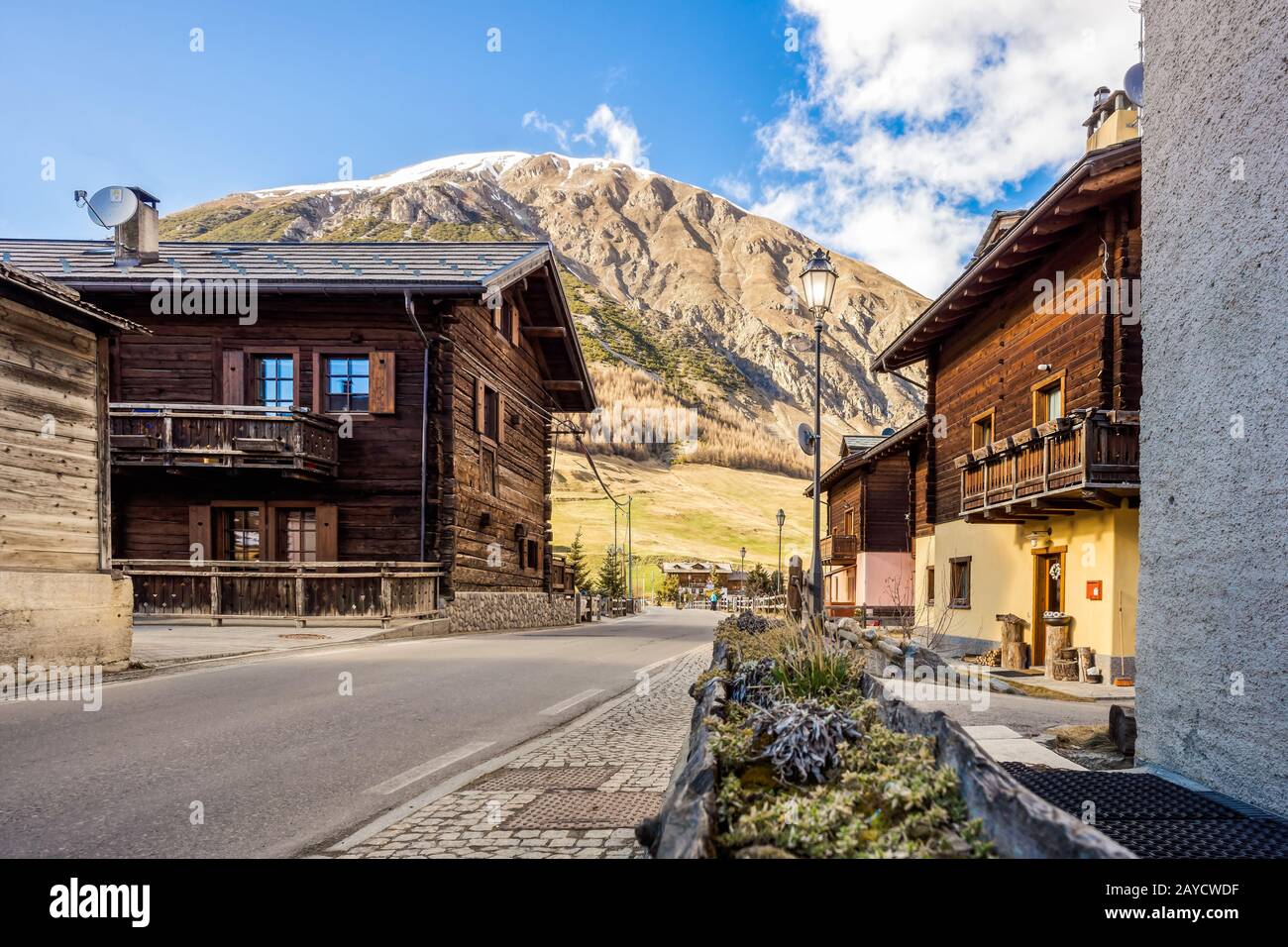 Tradizionale architettura alpina nel villaggio, Livigno, Italia, Alpi Foto Stock