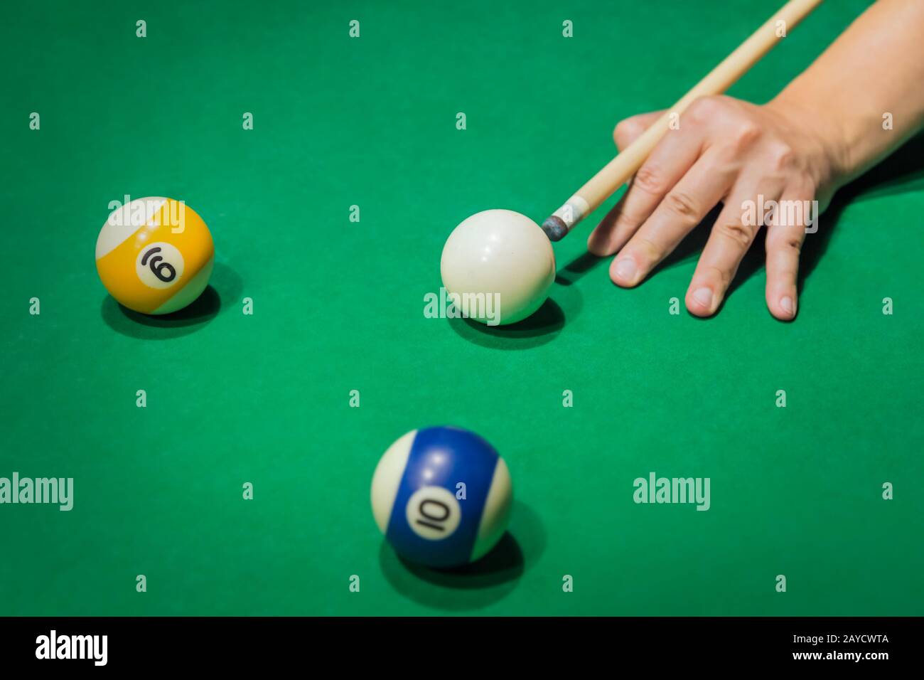 Palle da biliardo Piscina sul tavolo verde Foto Stock