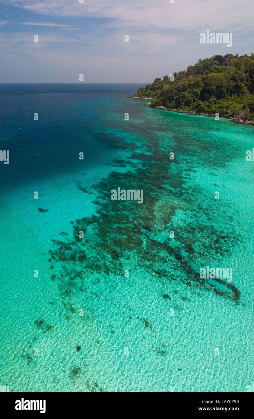 Un viaggio d'immersione nelle acque cristalline di fronte a un'isola solitaria nel sud-est asiatico Foto Stock