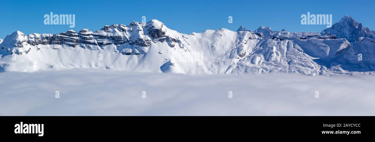 Panorama delle montagne che si innalzano dalle nuvole Foto Stock