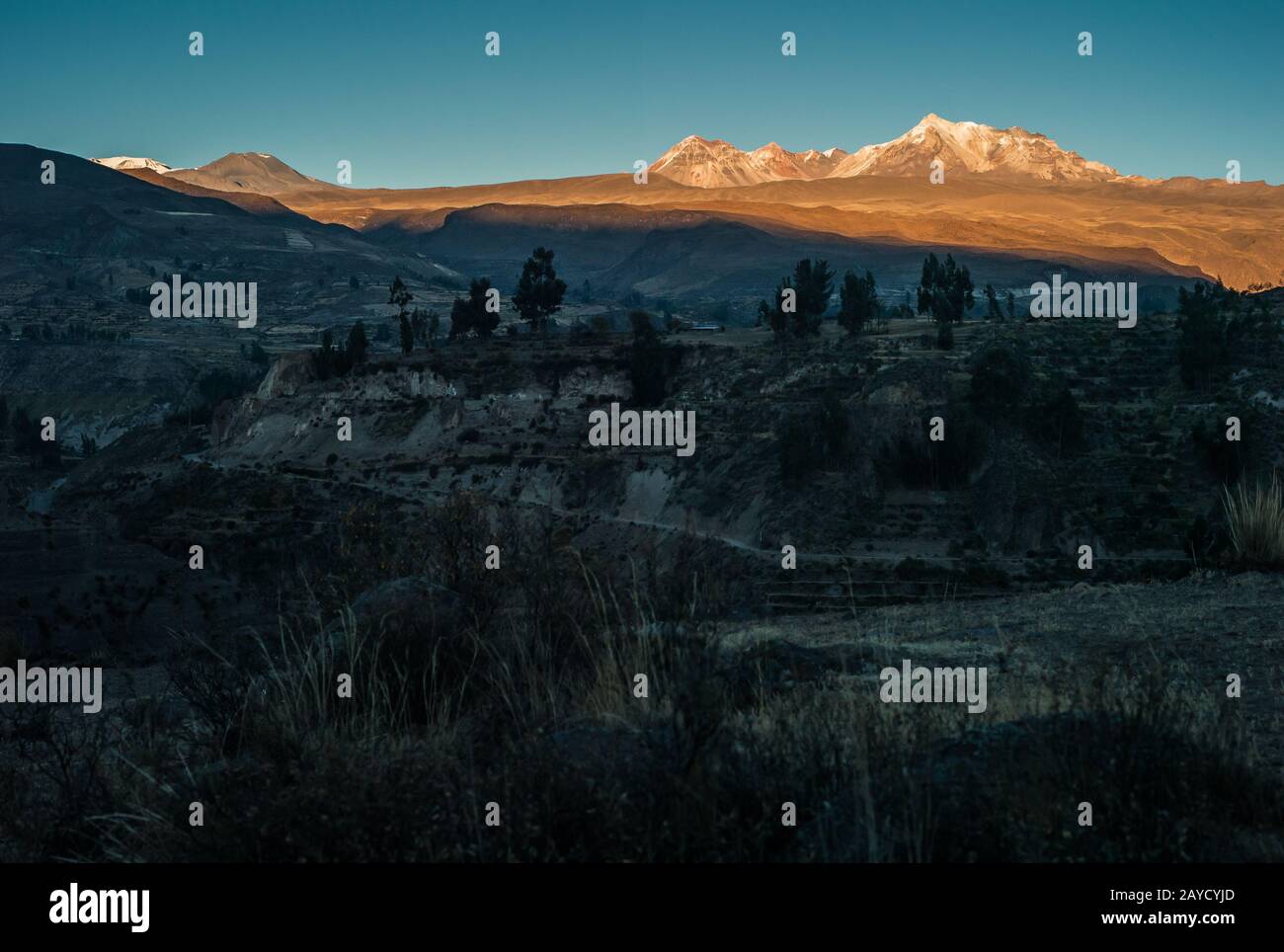 Suggestivo paesaggio montano delle Ande vicino a Yanque, Colca Canyon, Perù In Serata, catena montuosa al tramonto con montagne Innevate con Copy Space Foto Stock