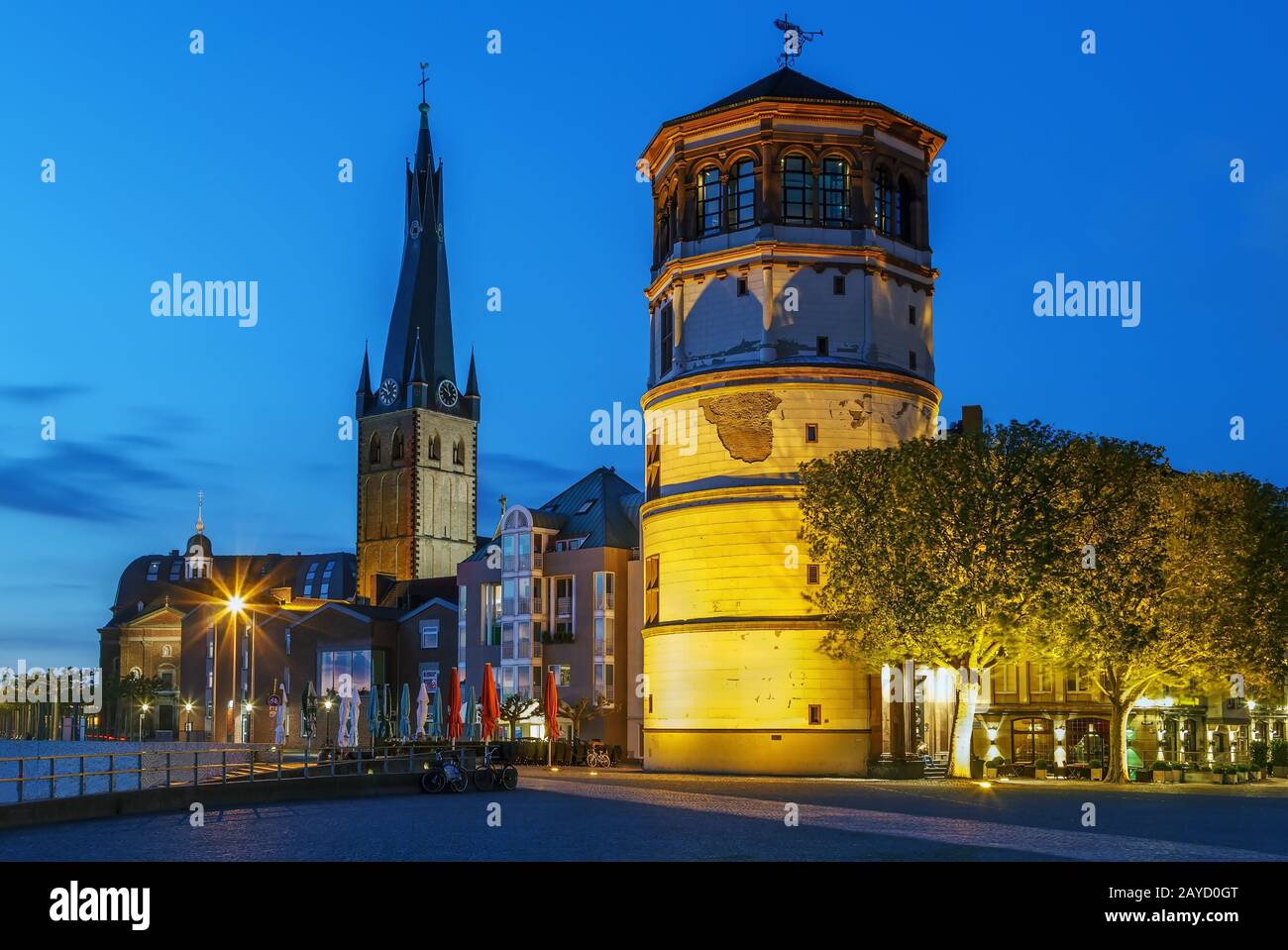 Torre del Castello Vecchio e chiesa di san Lambertus, Dusseldorf Foto Stock