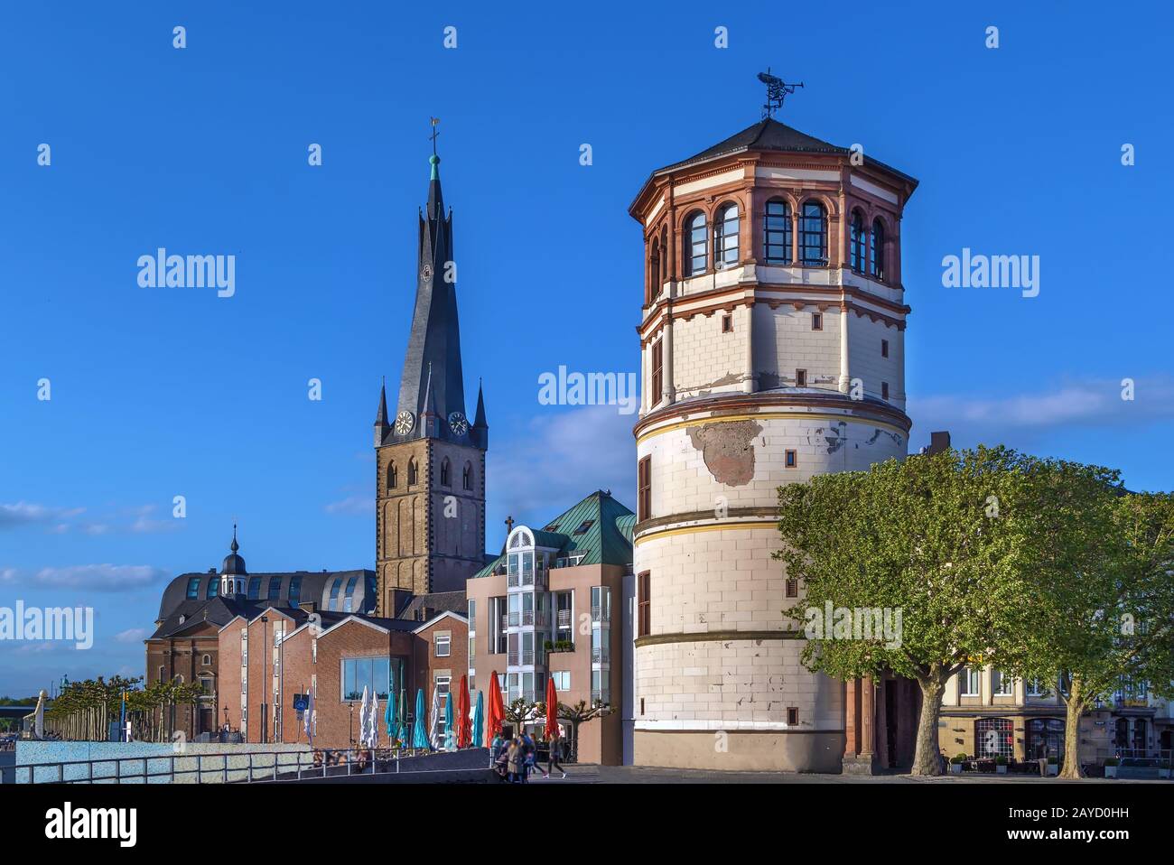 Torre del Castello Vecchio e chiesa di san Lambertus, Dusseldorf Foto Stock