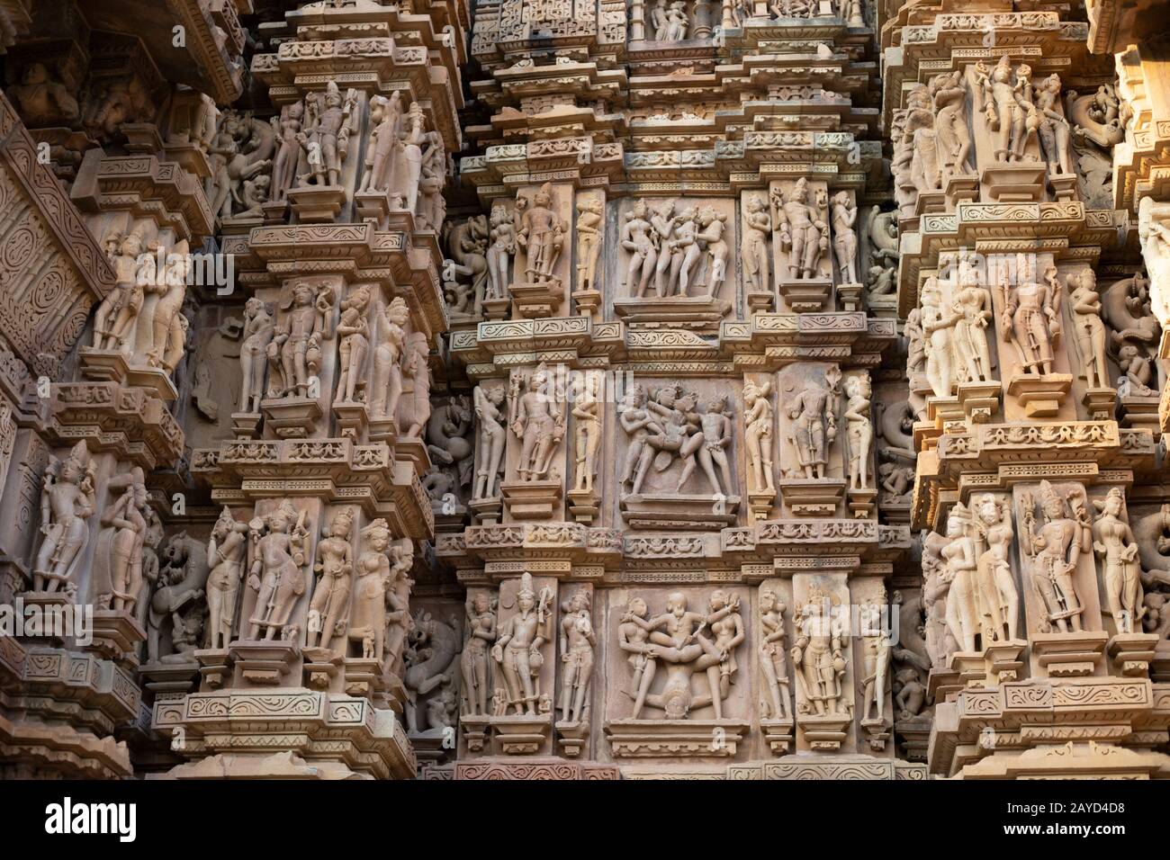 Sculture Erotiche, Parete Sud, Mandapa E Santuario, Tempio Di Kandariya Mahadev , Gruppo Occidentale, Khajuraho, Madhya Pradesh, India Foto Stock