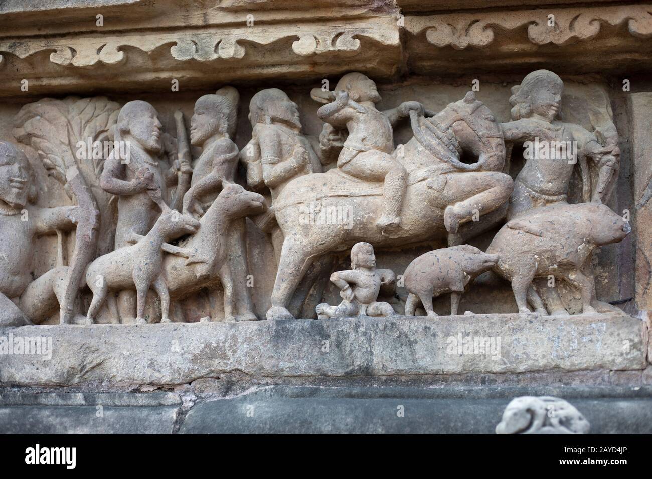 Scultura di caccia di persone, Khajuraho, Madhya Pradesh, India Foto Stock
