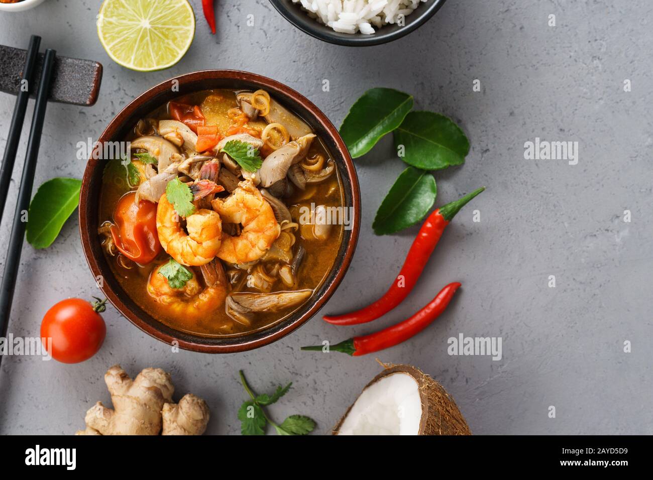 Tom Yum Goong o Tom Yum Kung zuppa tailandese piccante e vari ingredienti per cucinare. Spazio per la ricetta. Foto Stock
