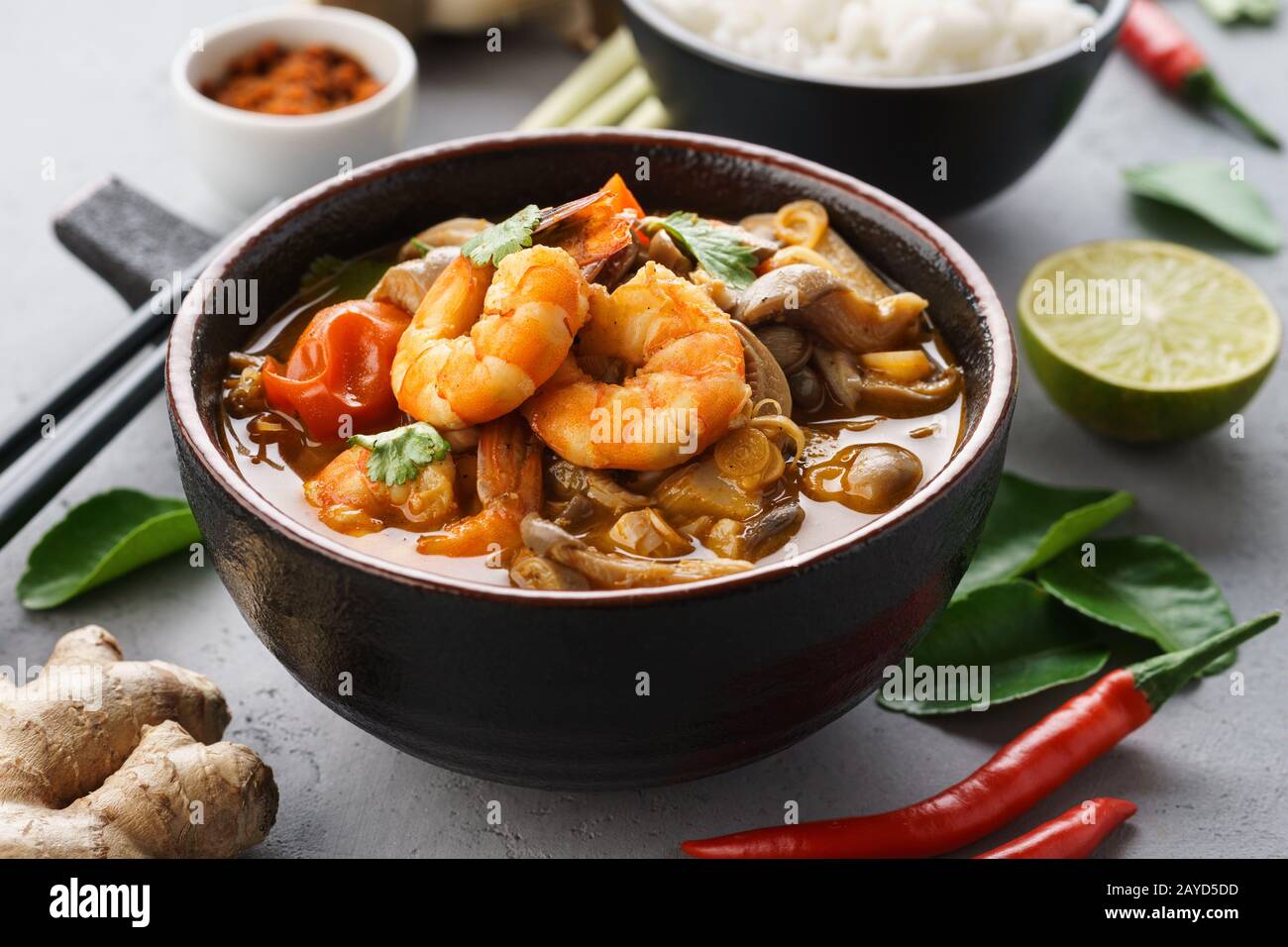 Tom Yam Kung - zuppa tailandese piccante con gamberi, latte di cocco e peperoncino. Servito con riso. Foto Stock