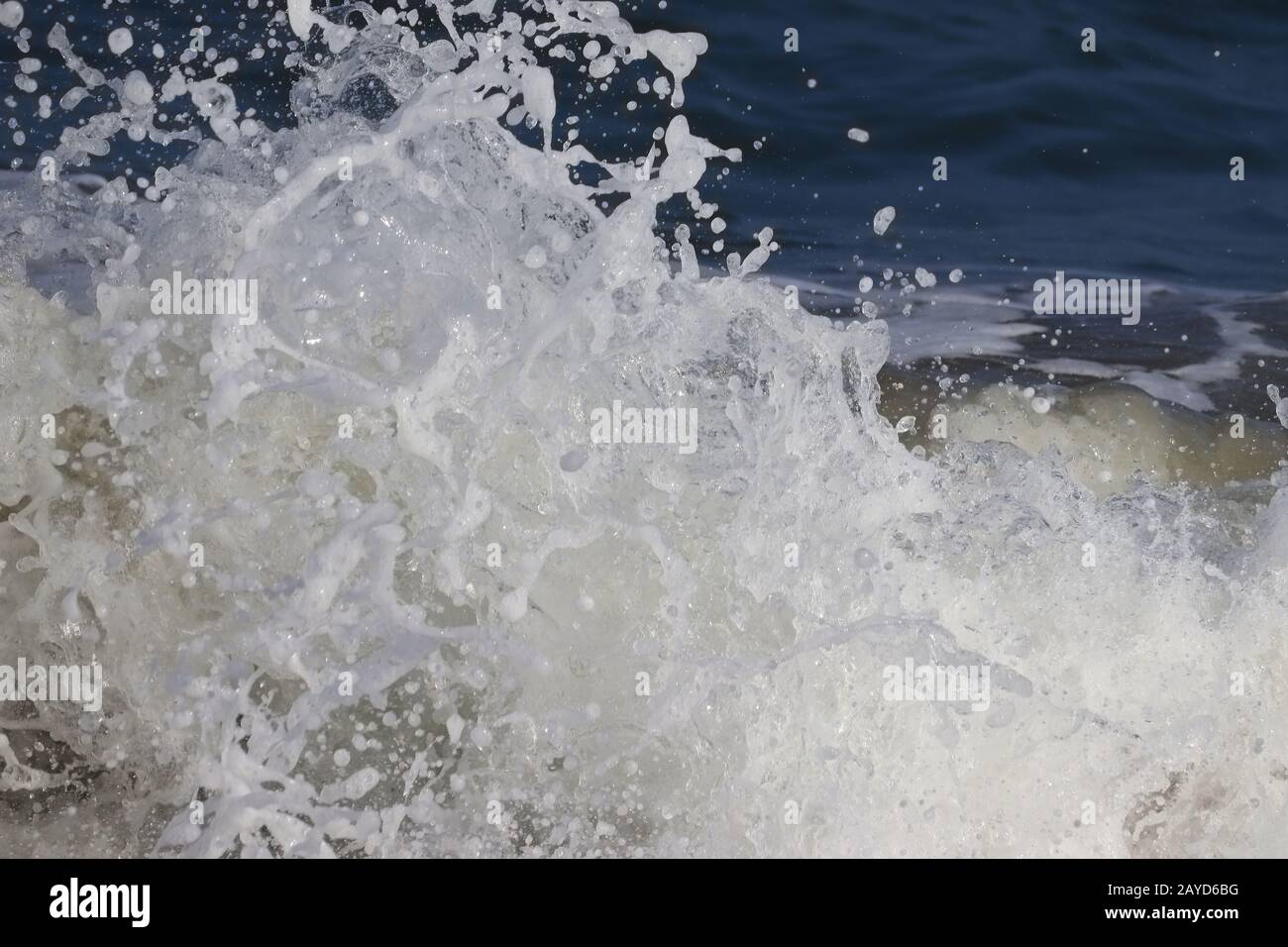 Primo piano di cristalli di ghiaccio con sfondo bluastro e profondità di campo molto bassa. Farebbe un bel fondo freddo, texture fresca, sfondo d'acqua Foto Stock