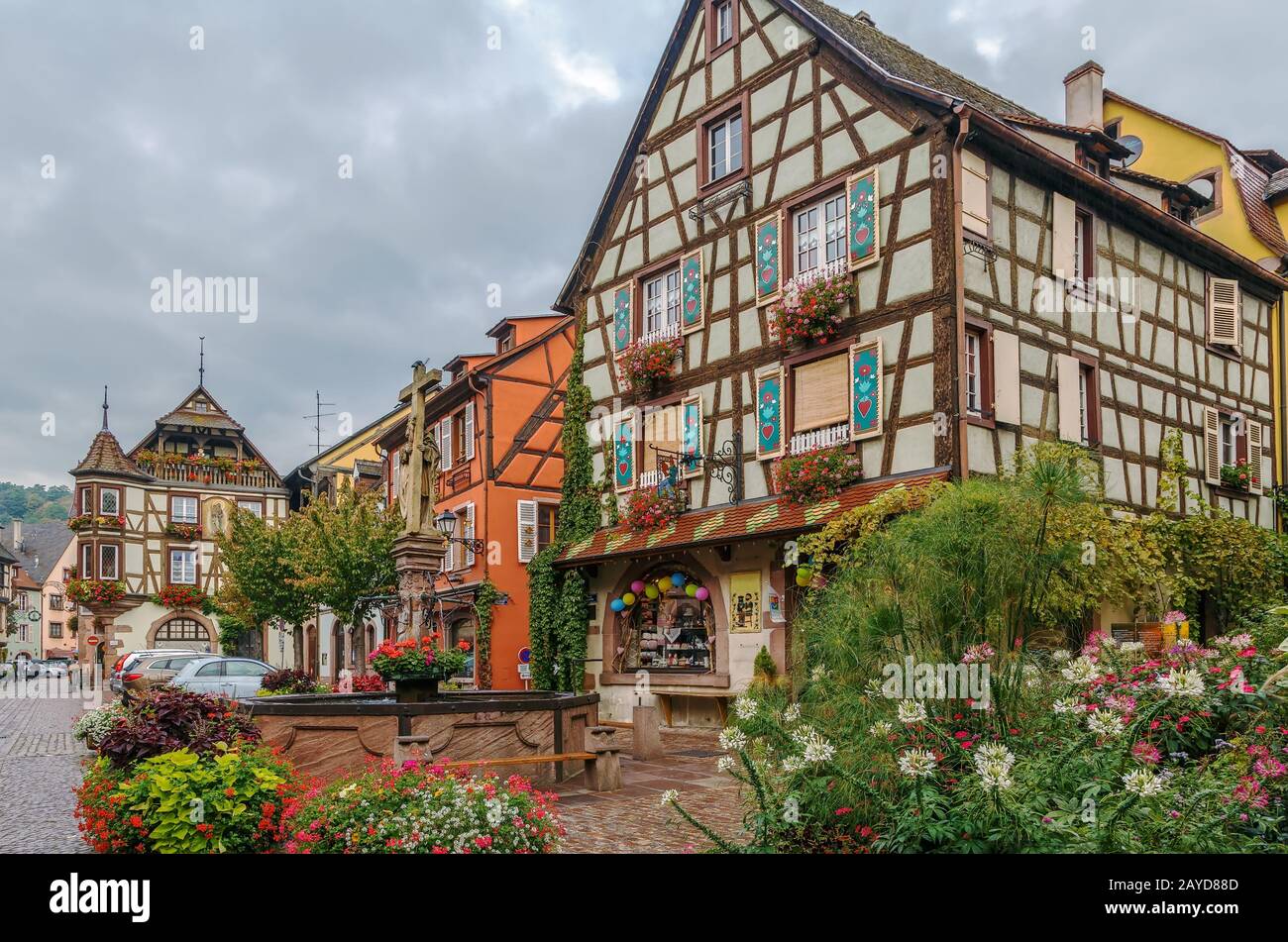 Strada principale di Kaysersberg, Alsazia, Francia Foto Stock