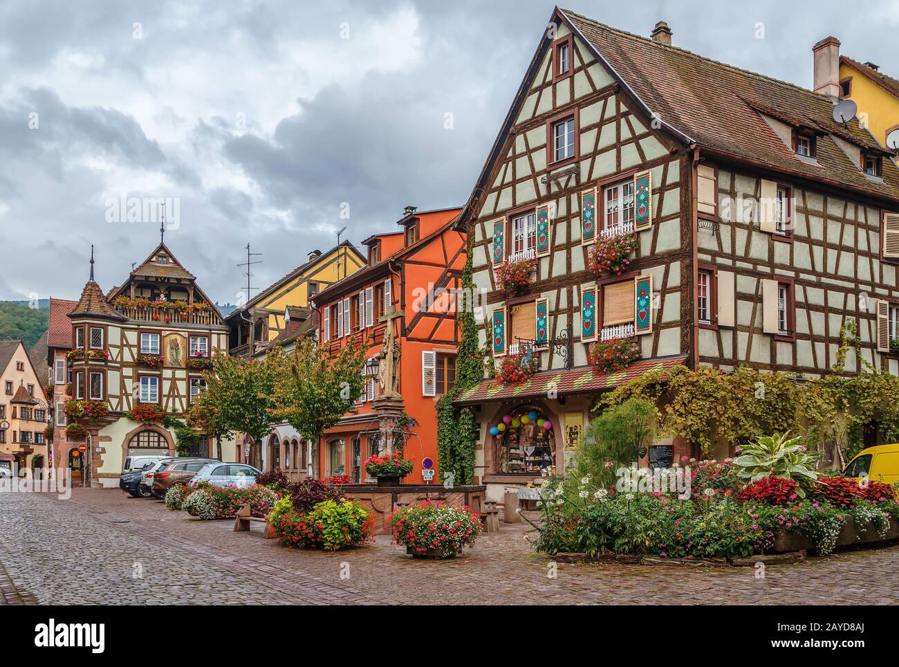 Strada principale di Kaysersberg, Alsazia, Francia Foto Stock