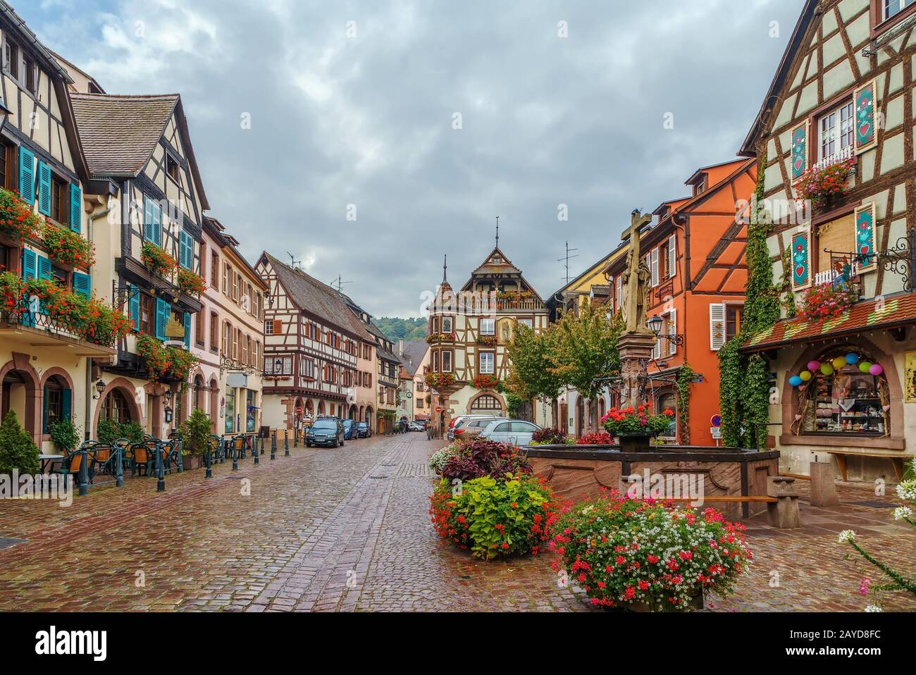 Strada principale di Kaysersberg, Alsazia, Francia Foto Stock