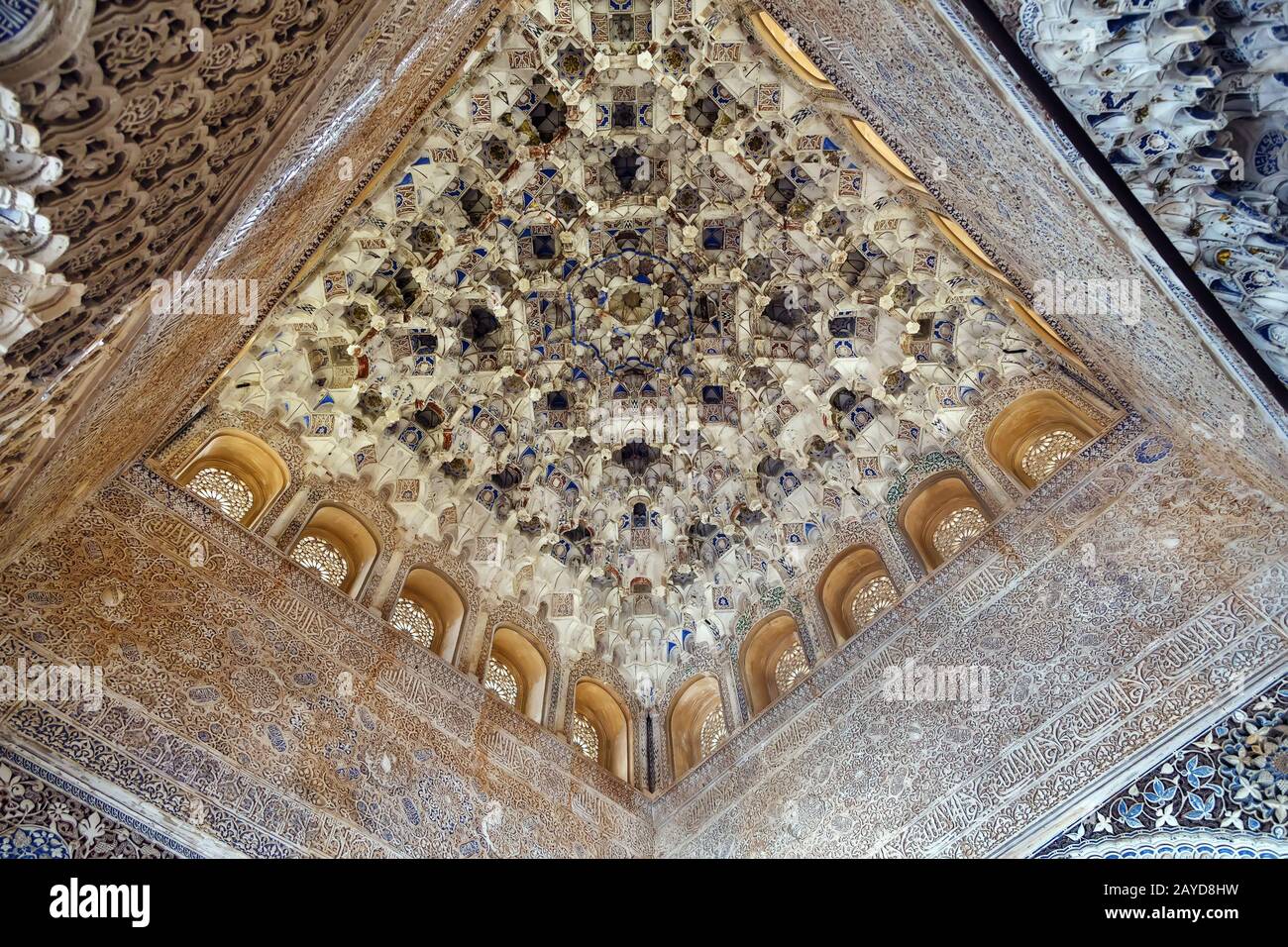 Soffitto nel palazzo dell'Alhambra, Granada, Spagna Foto Stock