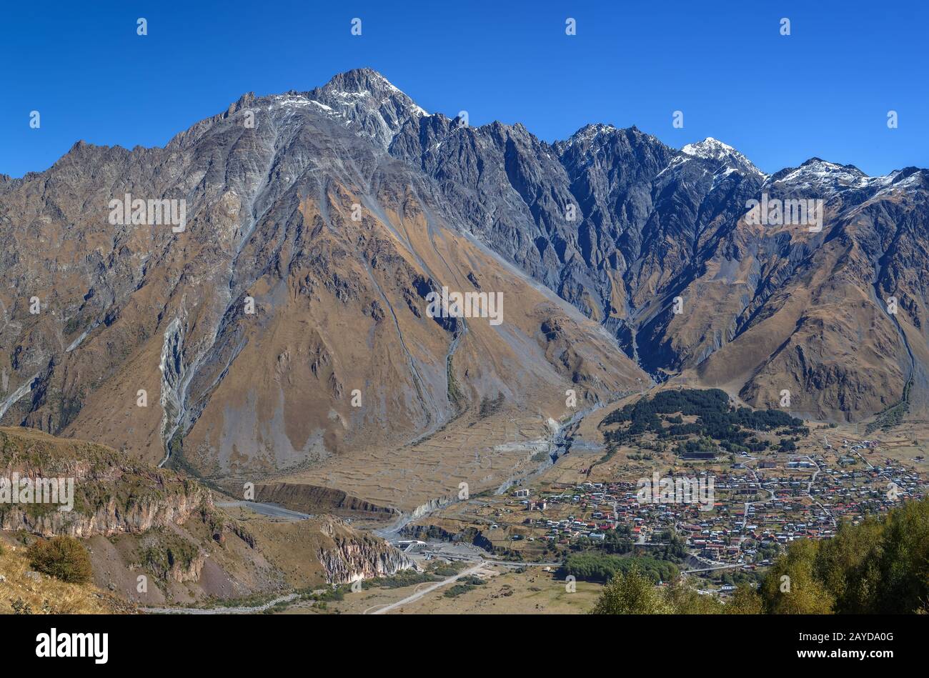 Vista di Stepantsminda, Georgia Foto Stock